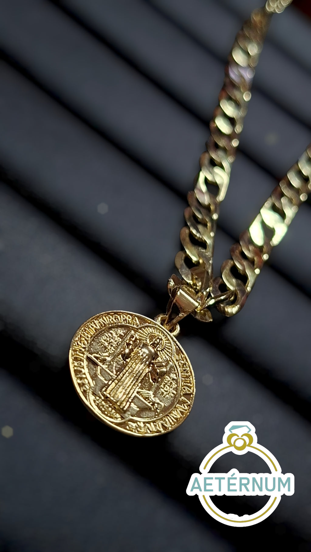 Cadena gruesa con dije San Benito ✝️